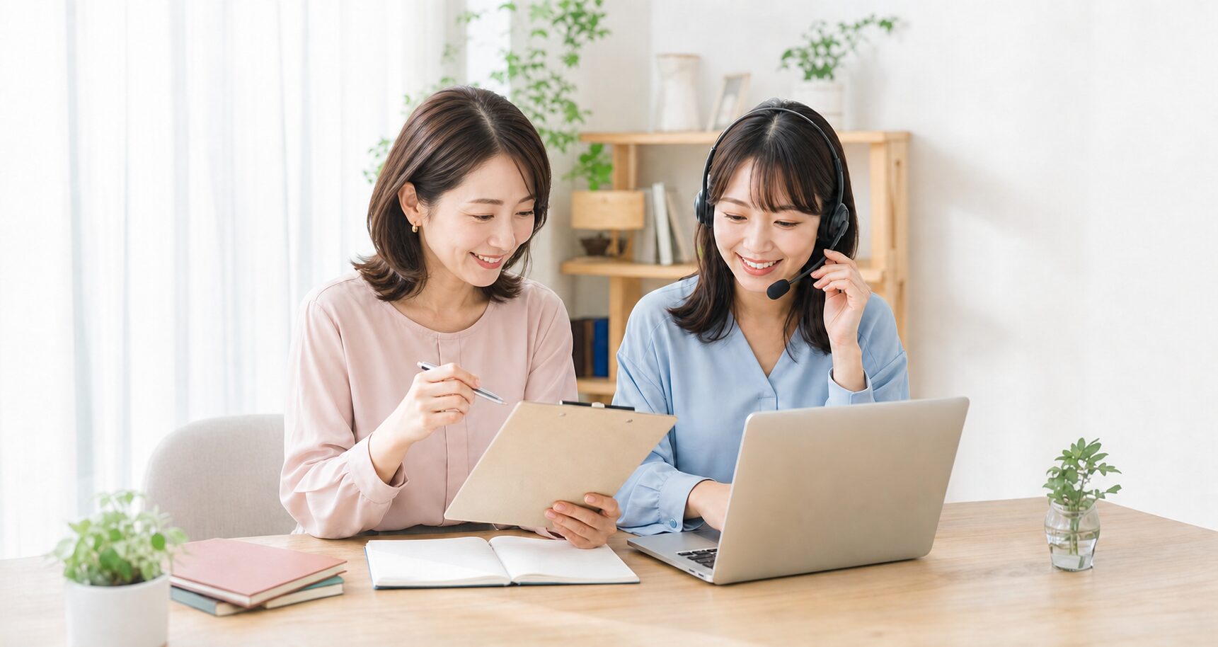架電スタッフに寄り添いながら運用を確認するLIEN Assistの女性責任者