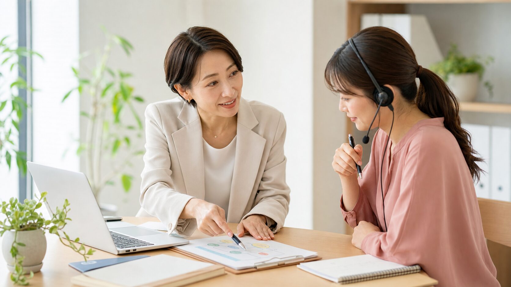 会話を振り返りながら優しく改善する女性マネージャーとスタッフ