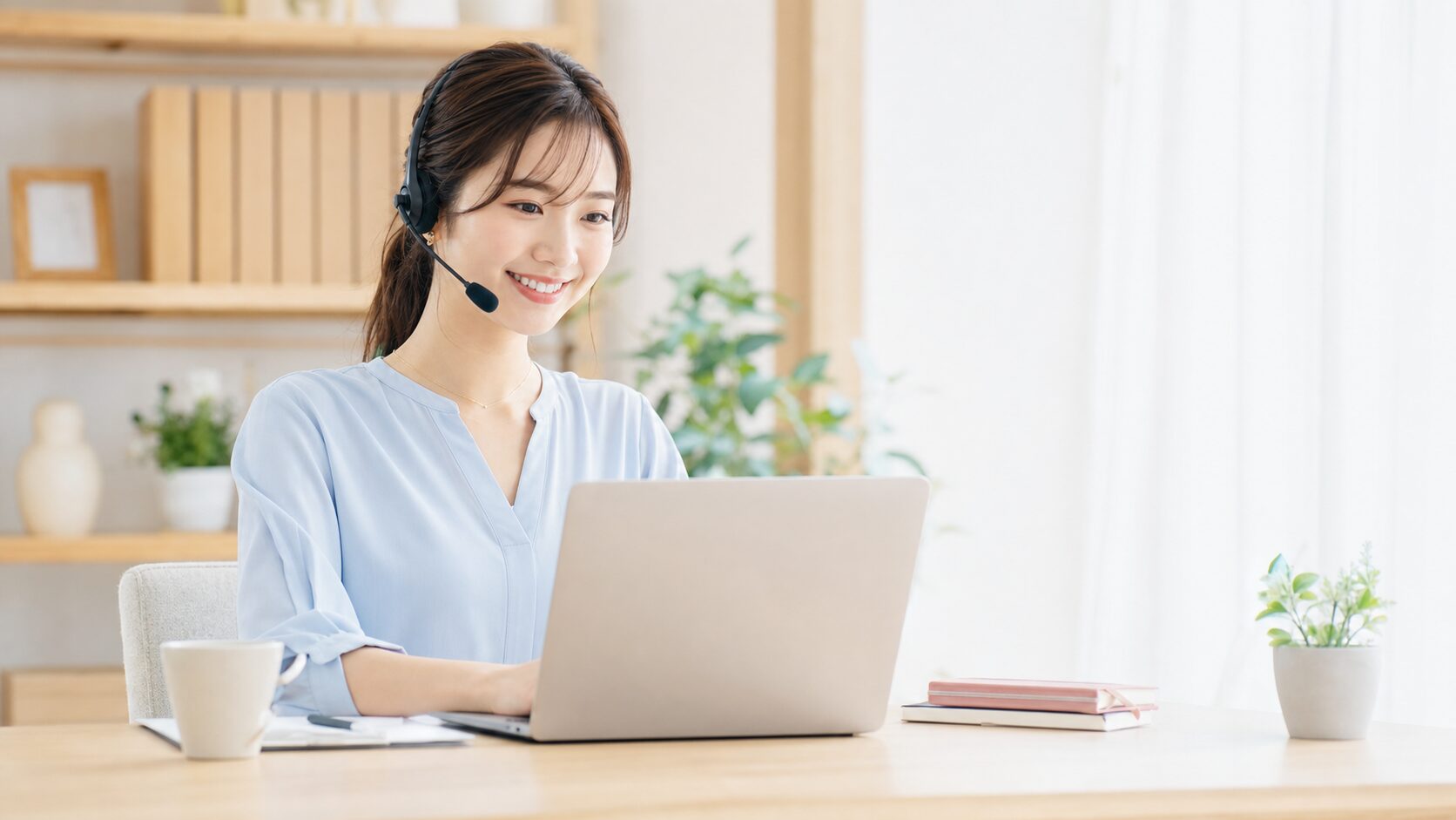 相手に寄り添う丁寧な電話営業を行う女性スタッフ